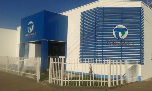 Fachada da Toolsoft, com a logo na parede azul e branca